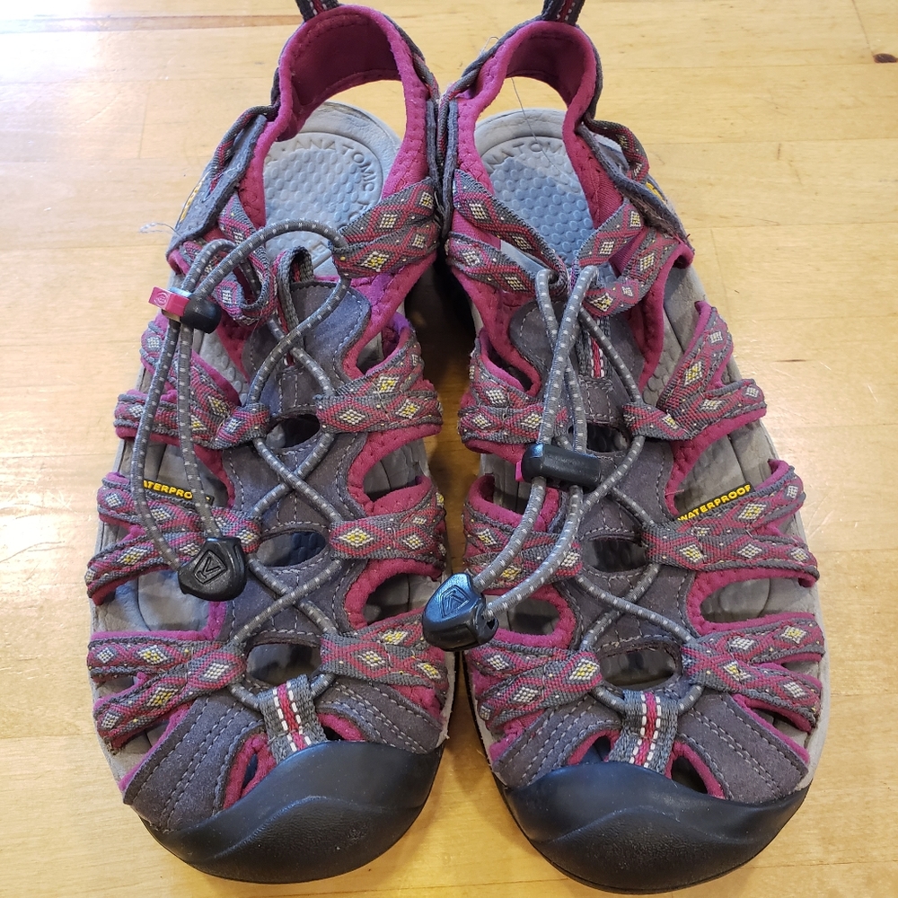 Keen Sandals Maroon Womens 8 EUC